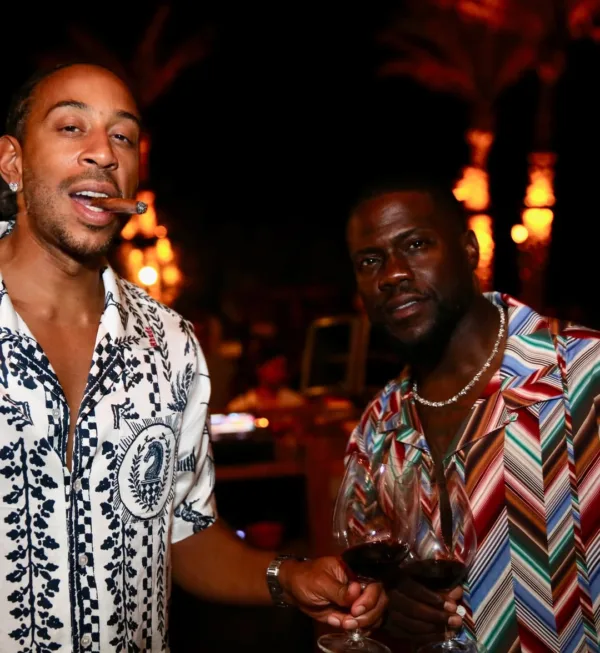 Ο Kevin Hart και ο Ludacris απολαμβάνουν το καλοκαιρινό τους escape στην Ελλάδα με ποτά και πούρο.