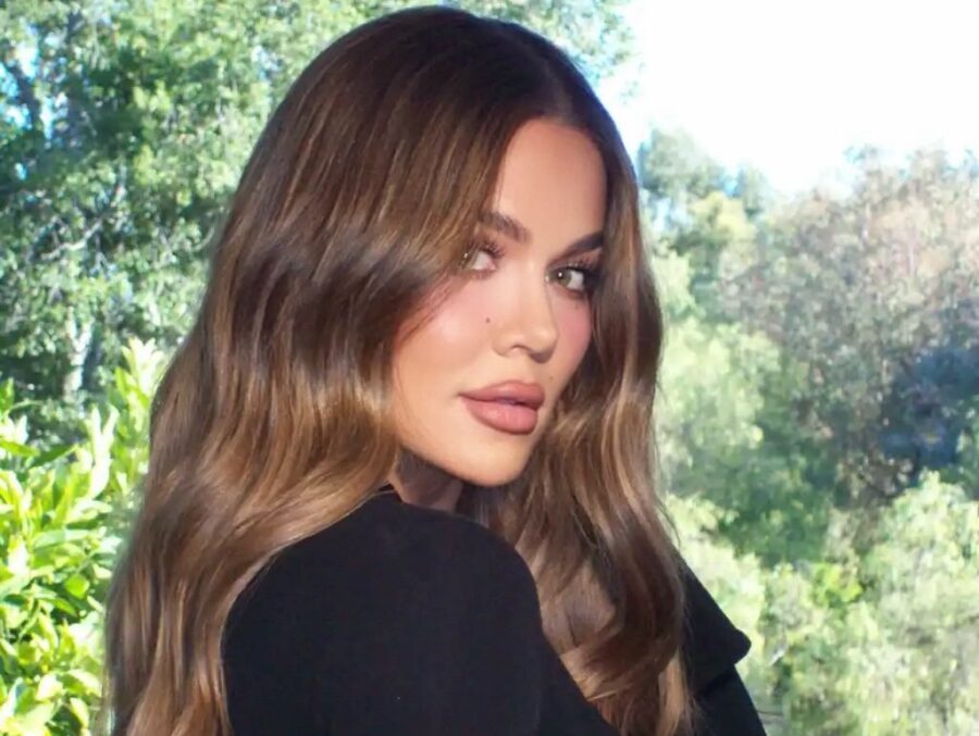 Khloé Kardashian: Το «καυτό» φιλί στην παραλία που προκάλεσε πανικό στο Instagram