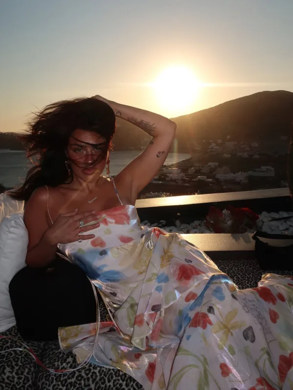 Η Konnie Metaxa με αέρινο φόρεμα απολαμβάνει το ηλιοβασίλεμα, εξηγώντας γιατί λέει «όχι» στο dating.
