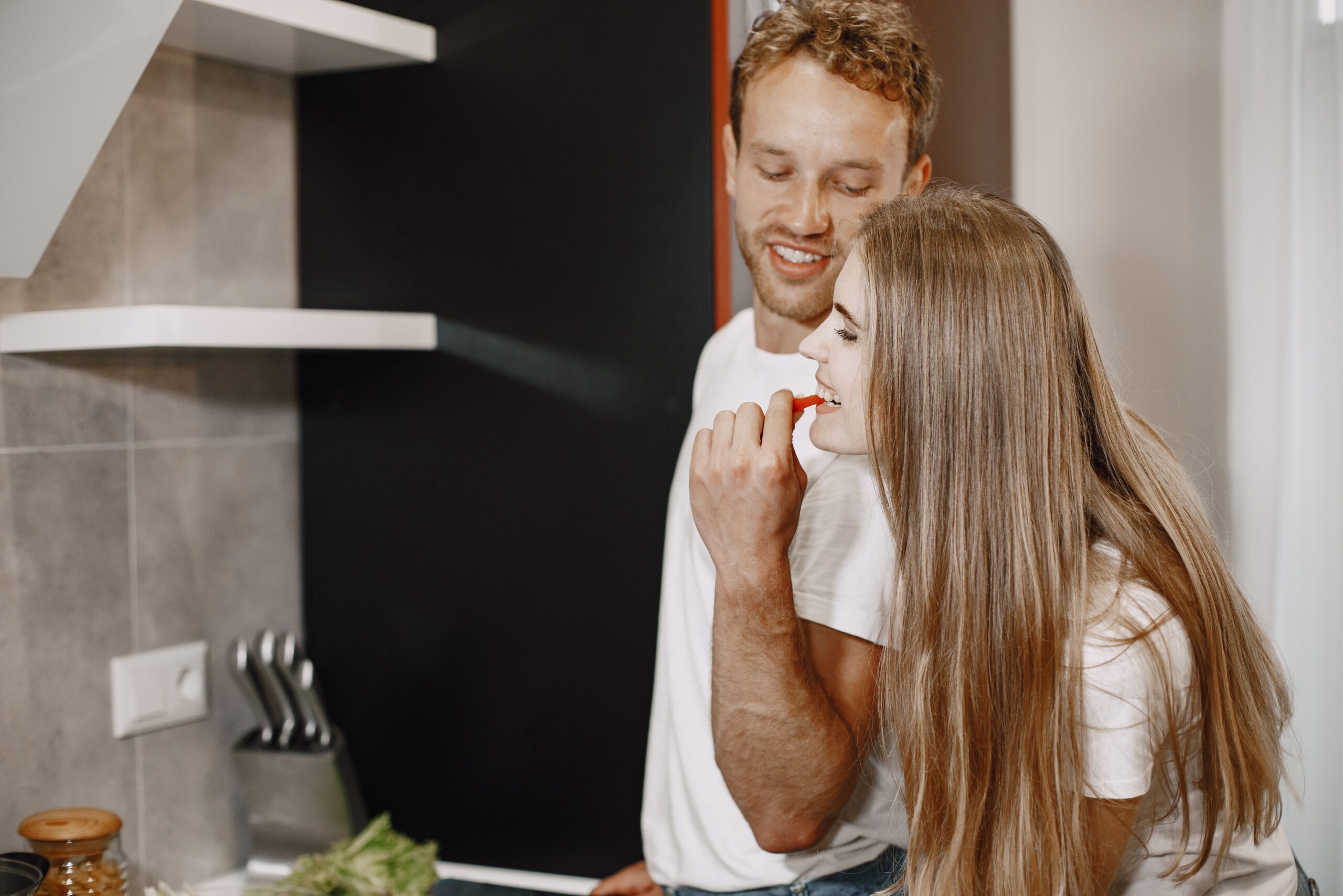 Πώς να ξεφλουδίζεις εύκολα το σκόρδο – Το kitchen trick που κάθε foodie πρέπει να ξέρει
