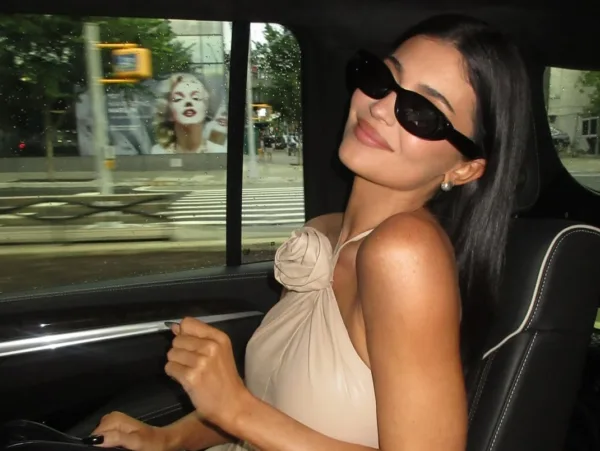 kylie_jenner_ai_glasses