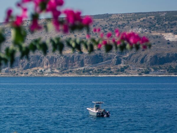 Νησιώτικη αύρα χωρίς εισιτήρια και λιμάνια – Οι 4 αποδράσεις που κερδίζουν κάθε καλοκαίρι