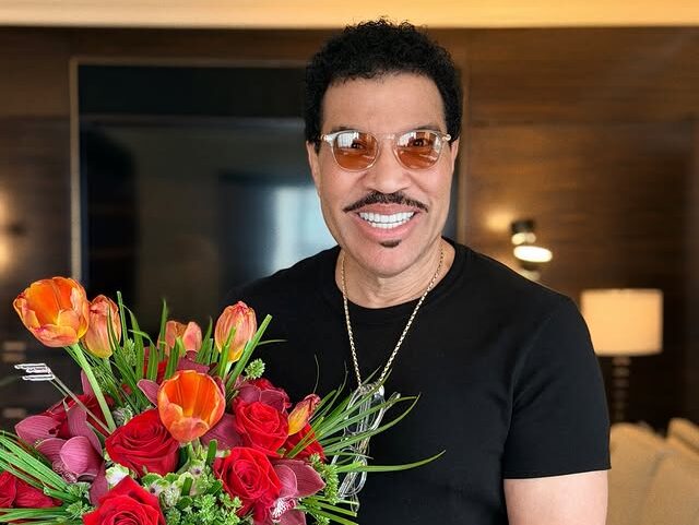Στιγμές ανησυχίας για τον Lionel Richie – Ένιωσε αδιαθεσία πάνω στη σκηνή στη Minnesota