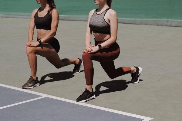 Δύο γυναίκες εκτελούν προβολές, μία από τις bodyweight ασκήσεις που μπορείς να κάνεις οπουδήποτε για το workout σου.