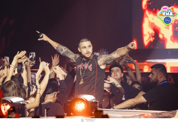MAD VMA 2026 από την ΔΕΗ: Ο Rack «έφερε» το καλοκαίρι στη σκηνή με το δροσερό hit «Paloma»