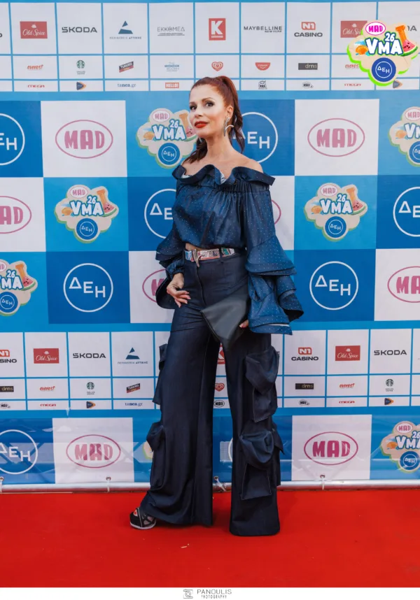Η Ελένη Φουρέιρα περπατά στο red carpet των Mad VMA 2026 από την ΔΕΗ με εντυπωσιακό σύνολο.