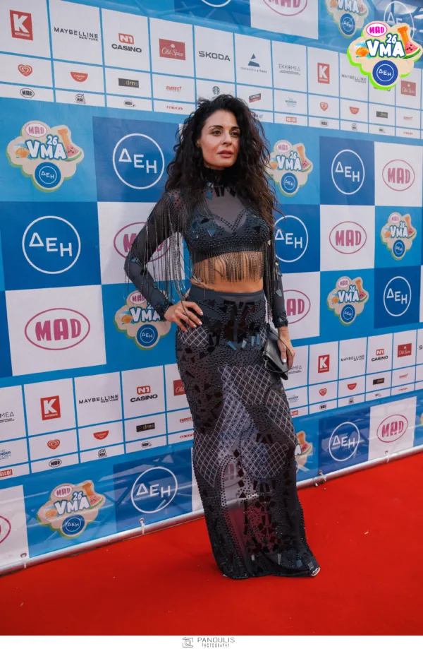 Η Ελένη Φουρέιρα στο red carpet των Mad VMA 2026 από την ΔΕΗ, με εντυπωσιακή εμφάνιση.