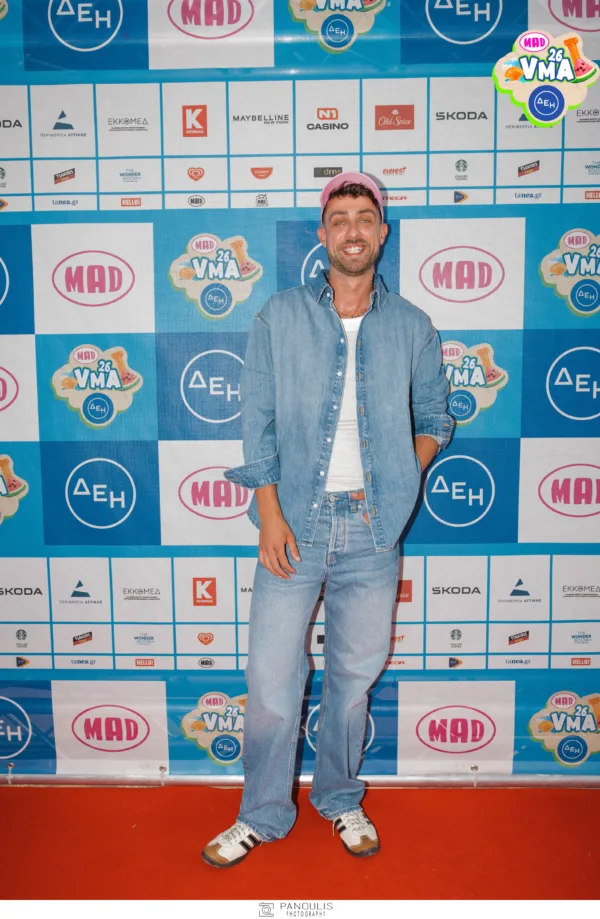 Ο τραγουδιστής εμφανίζεται στο red carpet των Mad VMA 2026 από την ΔΕΗ, γιορτή της μόδας.