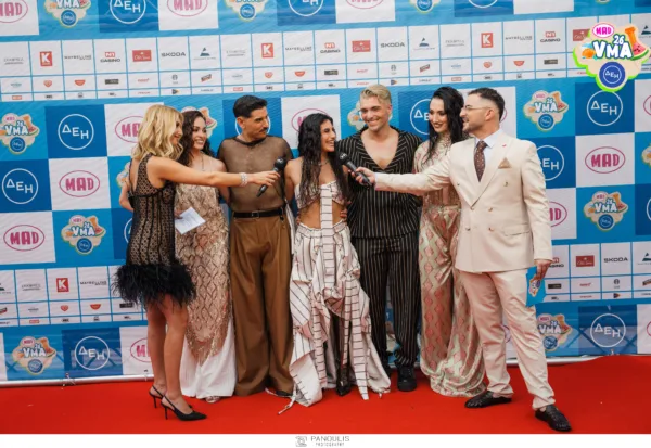 Η απόλυτη γιορτή της μόδας στο red carpet των Mad VMA 2026 από την ΔΕΗ με τους καλεσμένους να δίνουν το παρών.