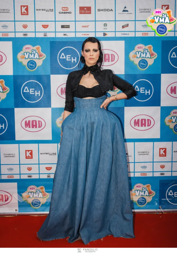 Η Σοφία Σαπουνά παρουσιάζεται στο red carpet των Mad VMA 2026 από την ΔΕΗ με εντυπωσιακή εμφάνιση.