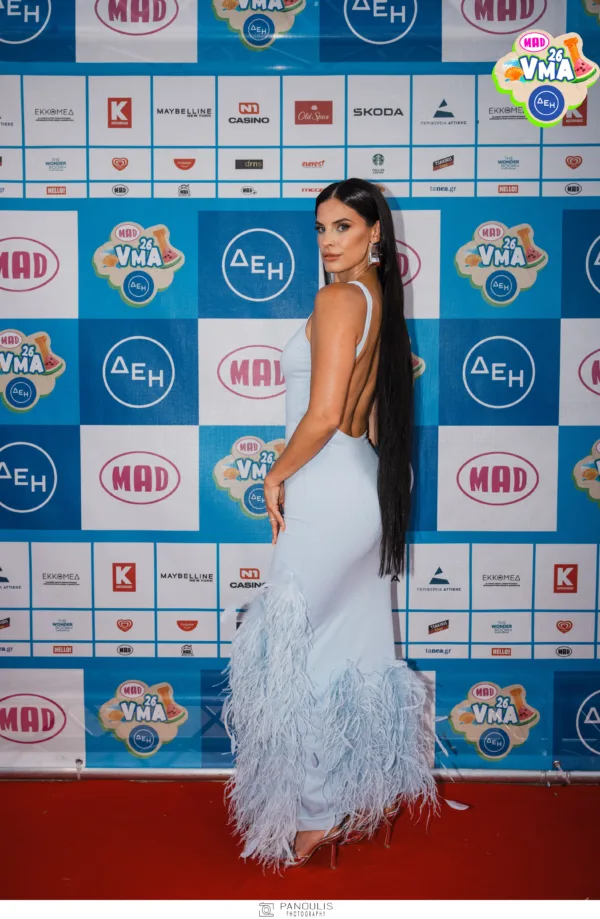 Η Ελένη Φουρέιρα στο red carpet των Mad VMA 2026 από την ΔΕΗ με εντυπωσιακό φόρεμα.