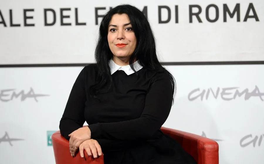 Η Marjane Satrapi, η γυναίκα που ζωγράφισε την ελευθερία, σε μια δημόσια εμφάνισή της.
