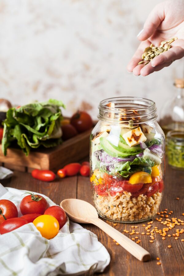 Mason jar salads με στρώσεις λαχανικών και σπόρων, μια πρωτότυπη εμπειρία γεύσης και υγείας.