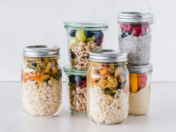Mason jar salads με στρώσεις από ρύζι, λαχανικά και φρούτα, προσφέρουν μια πρακτική και νόστιμη εμπειρία.