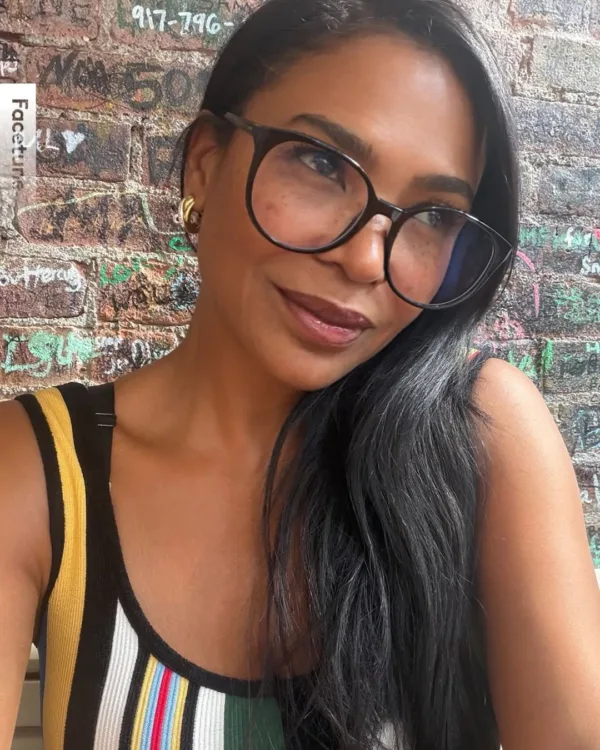 https://www.instagram.com/iamnialong/