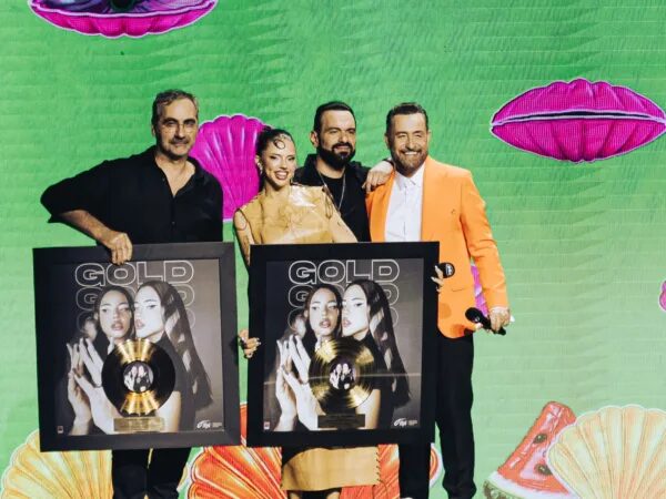 Καλλιτέχνες και παρουσιαστές στη σκηνή κρατώντας χρυσούς δίσκους