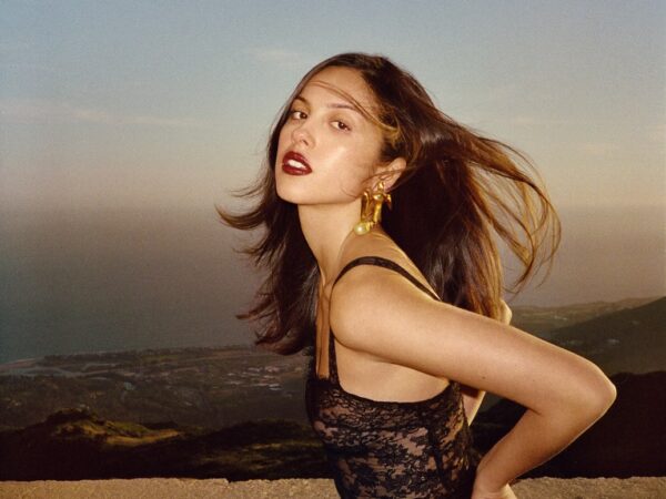 Η Olivia Rodrigo και ο Robert Smith ένωσαν τις φωνές τους για πρώτη φορά – Μια μουσική απρόσμενη συνεργασία