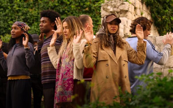 Η τελευταία περιπέτεια των Pogues στο Outer Banks του Netflix περιλαμβάνει τους πρωταγωνιστές με υψωμένα χέρια.