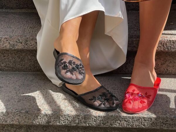 Fun shoe era: Γιατί οι «παντόφλες της γιαγιάς» είναι η τάση του 2026