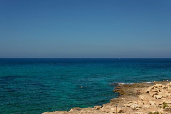 5 παραλίες στην Αττική για βουτιά μετά το γραφείο – Μικρές αποδράσεις χωρίς να φύγεις από την πόλη