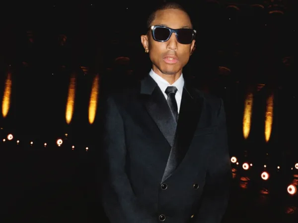 Ο Pharrell Williams με μαύρο κοστούμι και γυαλιά ηλίου