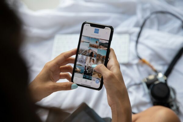 Το viral TikTok trend με τις αυθόρμητες φωτογραφίες που όλοι δοκιμάζουν