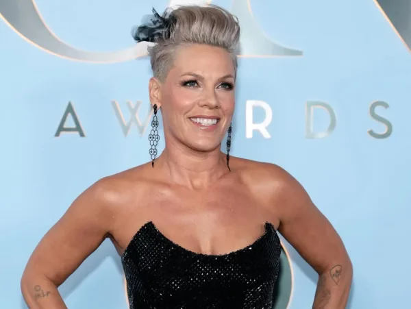 Η Pink ποζάρει στο κόκκινο χαλί των Tony Awards με μαύρο φόρεμα.