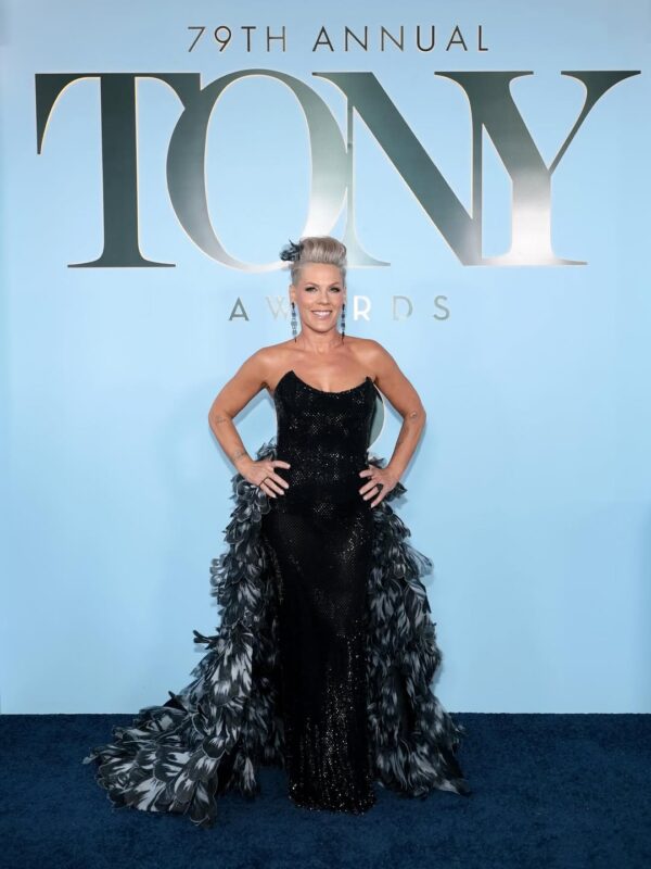 Η Pink με μαύρη τουαλέτα στο κόκκινο χαλί των 79ων Tony Awards