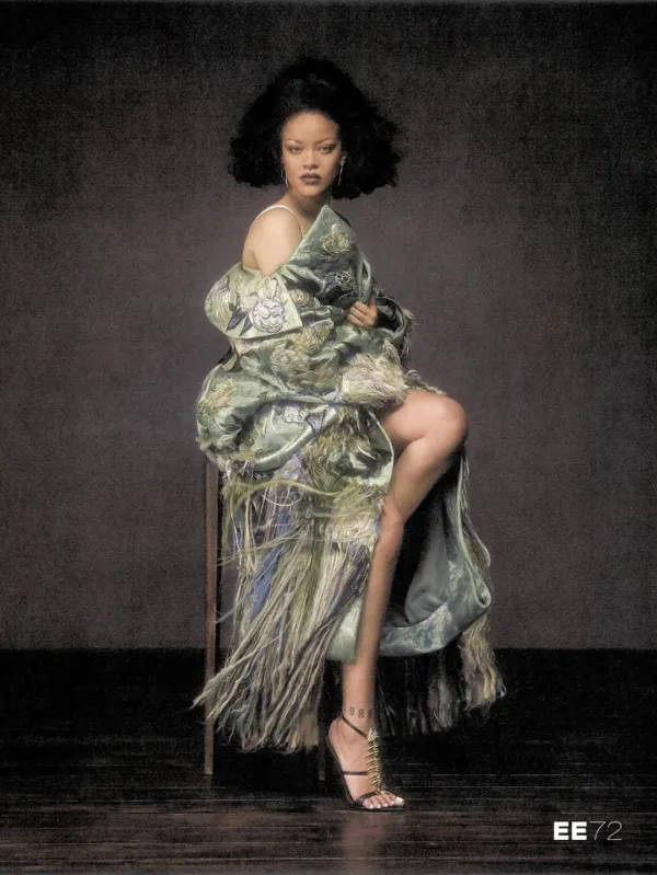 Η Rihanna μεταμορφώνεται σε «La Reine» για το ee72, ποζάροντας με εντυπωσιακό φόρεμα και ψηλοτάκουνα παπούτσια.