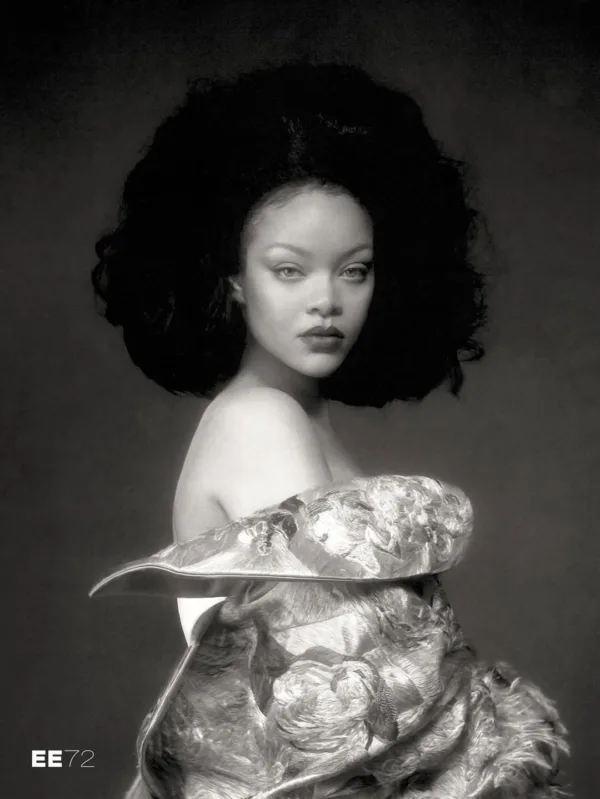 Η Rihanna μεταμορφώνεται σε «La Reine» για το ee72, με εντυπωσιακό χτένισμα και περίτεχνο φόρεμα, στο πλαίσιο του backstage του shoot.