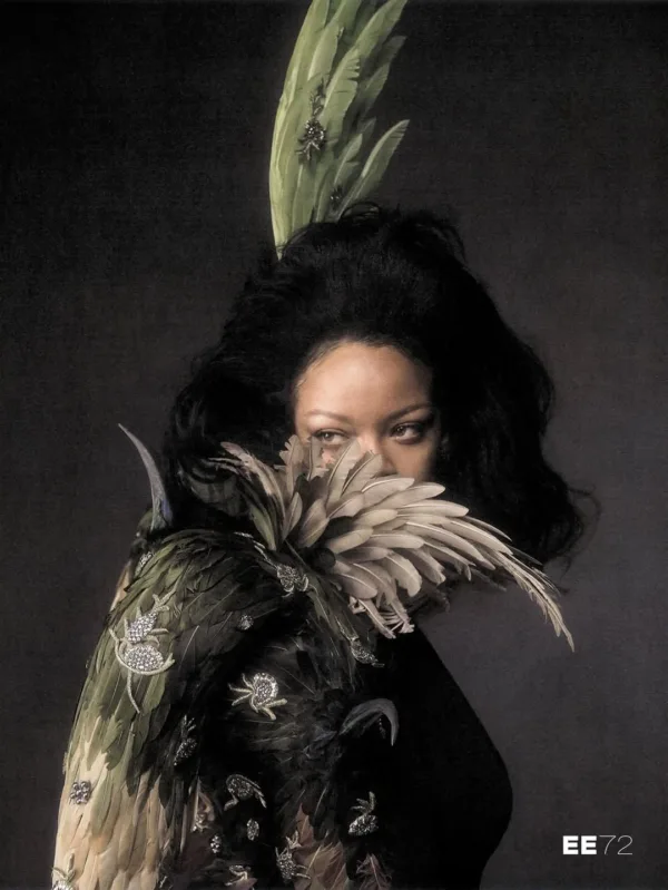 Η Rihanna ως «La Reine» σε backstage από το shoot για το ee72, με εντυπωσιακό φόρεμα από φτερά και κοσμήματα.