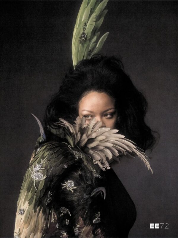 Η Rihanna ως «La Reine» σε backstage από το shoot για το ee72, με εντυπωσιακό φόρεμα από φτερά και κοσμήματα.