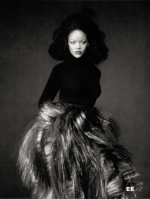 Η Rihanna ως «La Reine» στο backstage του ee72 με εντυπωσιακή εμφάνιση και ατημέλητα μαλλιά.