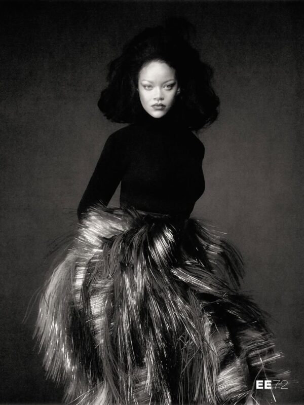 Η Rihanna ως «La Reine» στο backstage του ee72 με εντυπωσιακή εμφάνιση και ατημέλητα μαλλιά.