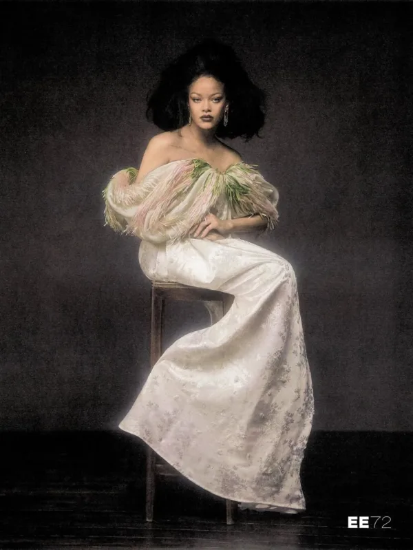 Η Rihanna ως «La Reine» ποζάρει για το ee72 με εντυπωσιακό φόρεμα και αξεσουάρ, αποκαλύπτοντας backstage στιγμές.