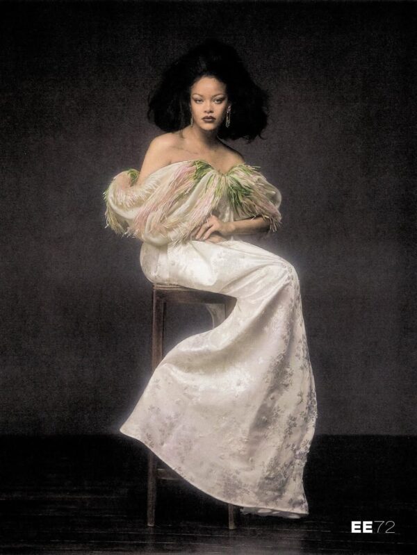 Η Rihanna ως «La Reine» ποζάρει για το ee72 με εντυπωσιακό φόρεμα και αξεσουάρ, αποκαλύπτοντας backstage στιγμές.