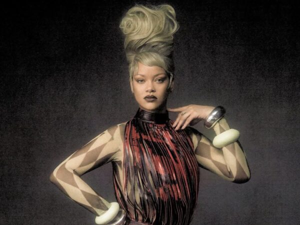 Η Rihanna μεταμορφώνεται σε «La Reine» για το ee72 – Backstage από το shoot