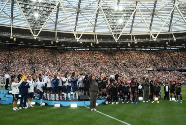 «Soccer Aid for UNICEF»: Η ερμηνεία του «Feel» από τον Robbie Williams που απογείωσε το event
