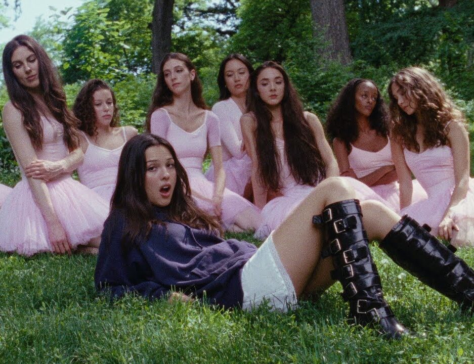 Η Olivia Rodrigo «αφήνει πίσω» την Ariana Grande και γράφει ιστορία στα Billboard