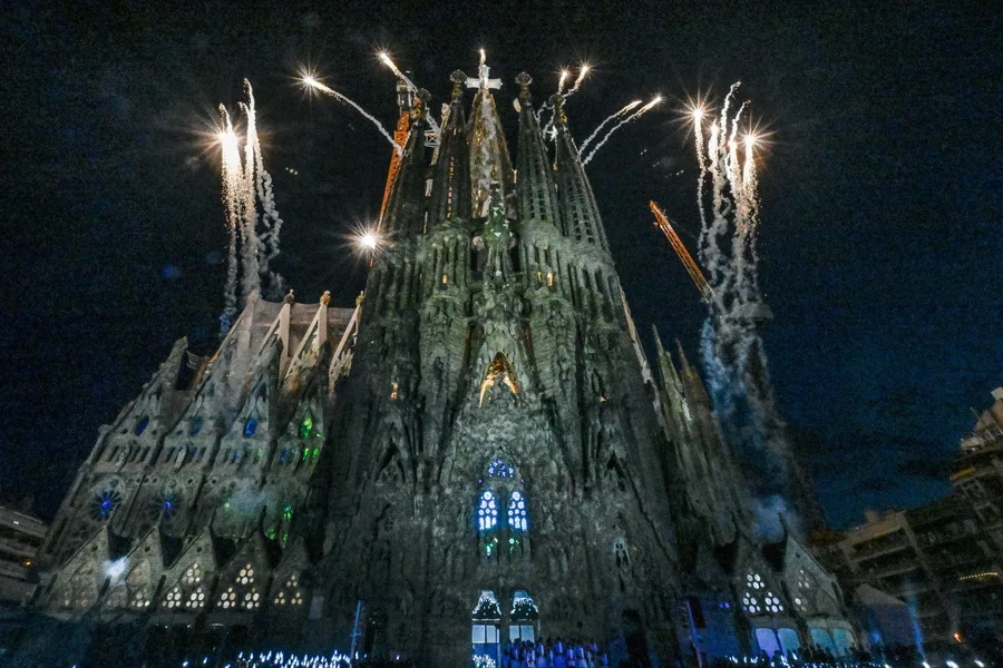 Εντυπωσιακά εγκαίνια του πύργου της Sagrada Familia με πυροτεχνήματα, ένα έργο του Antoni Gaudí.
