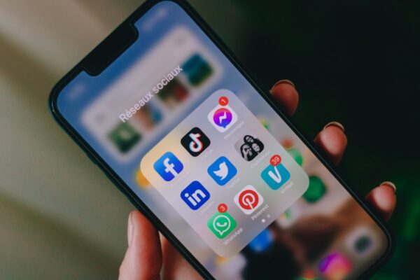 Κρυμμένος πίσω από ένα προφίλ: Πώς τα social media έχουν γίνει το απόλυτο πεδίο ανωνυμίας
