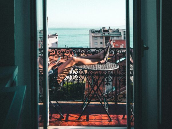 Πώς να κάνεις το σπίτι σου να θυμίζει καλοκαίρι: 6 low-budget tips