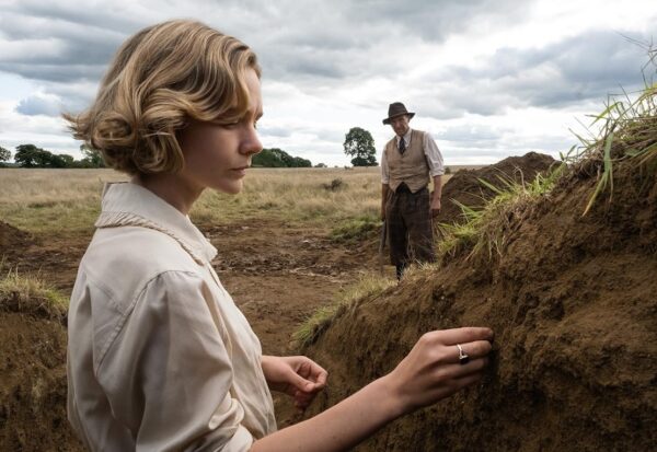 «The Dig»: Μία δραματική ταινία στο Netflix που ξεχωρίζει για τη σιωπηλή αλλά βαθιά του ένταση