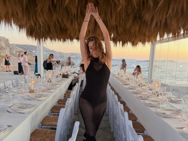 Fishnet dress: Το trend που φόρεσαν Βίκυ Καγιά και Emily Ratajkowski και έγινε εμμονή!