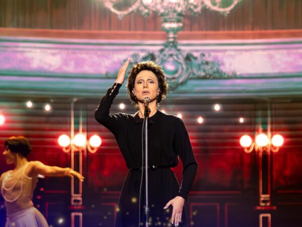 «Your Face Sounds Familiar»: Η Αφροδίτη Χατζημηνά κέρδισε ως Edith Piaf