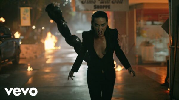 Η Katy Perry «εγκαινιάζει» την πιο dark era της με το νέο «Watch it burn»