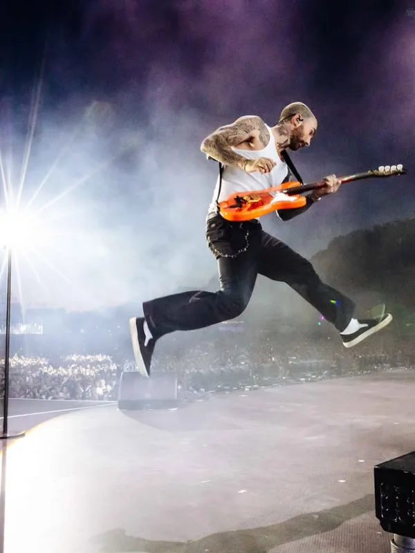https://www.instagram.com/adamlevine/