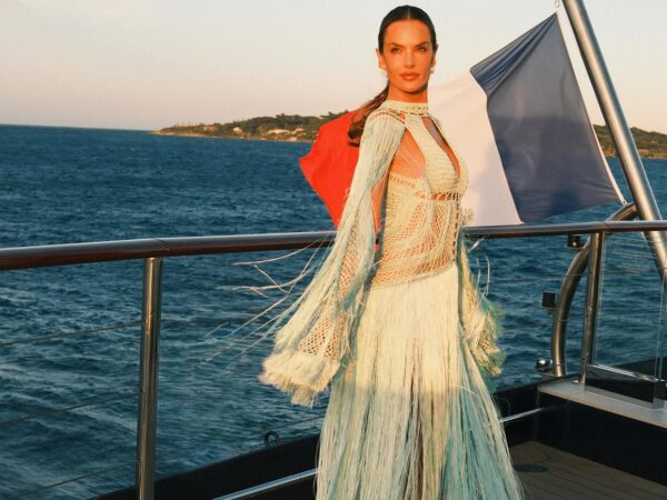 Το λευκό μπικίνι είναι το νέο καλοκαιρινό «must» και η Alessandra Ambrosio το έχει ήδη υιοθετήσει