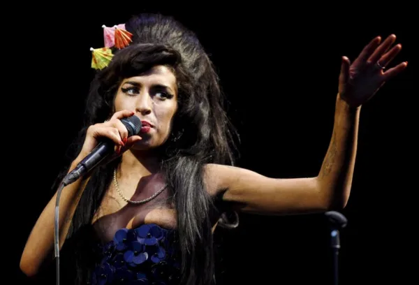Η Amy Winehouse τραγουδά ζωντανά στη σκηνή με μικρόφωνο