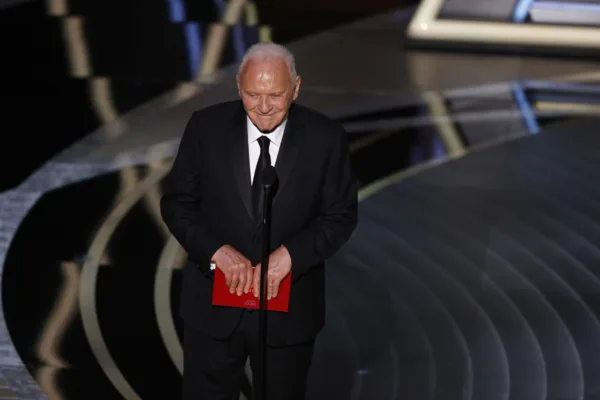 Ο Anthony Hopkins με κόκκινο φάκελο στα χέρια του, σε μια σκηνή που αποκαλύπτει μια άγνωστη πλευρά του.